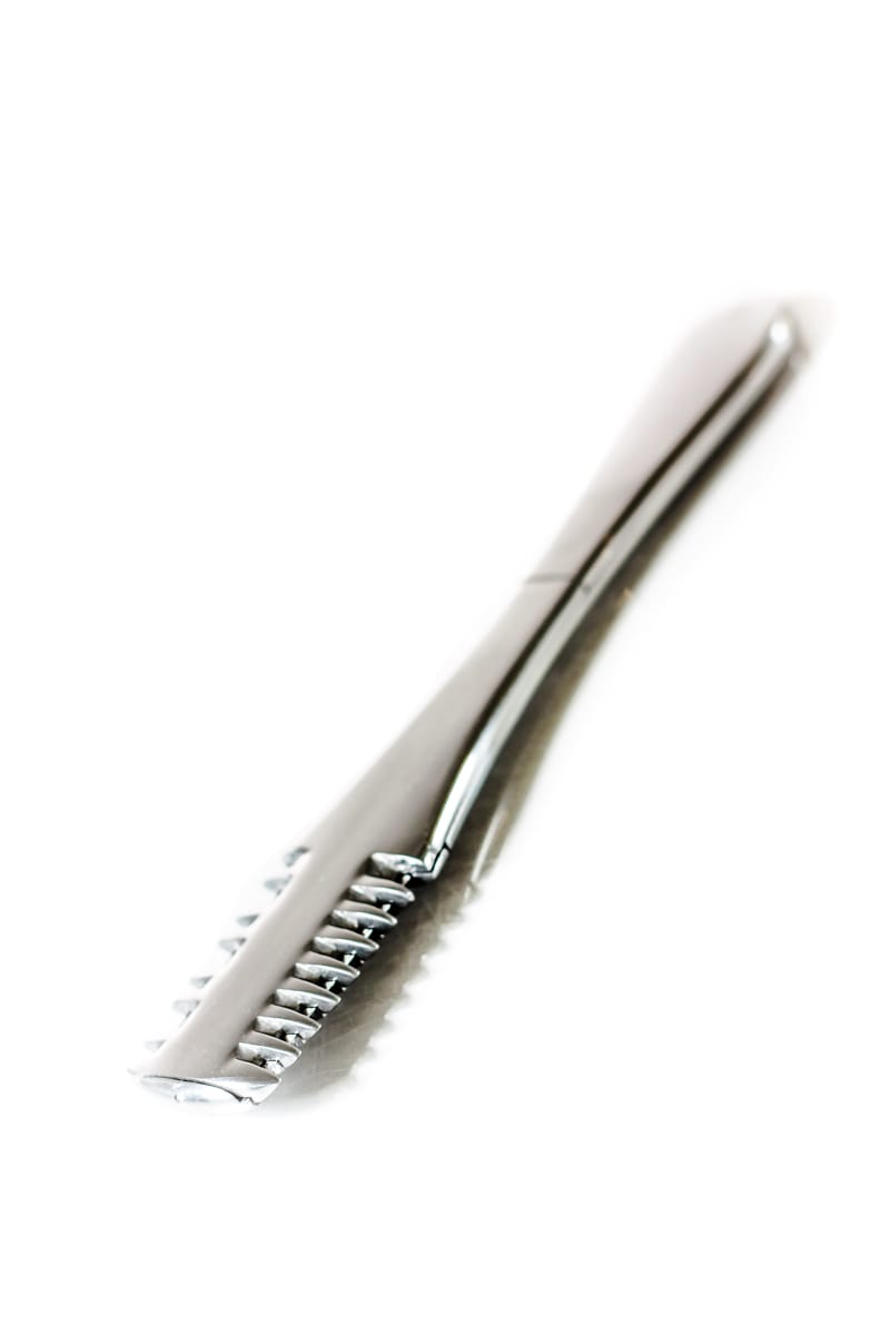 ALUMINIUM DOUBLE SIDED RAZOR WITH COMB